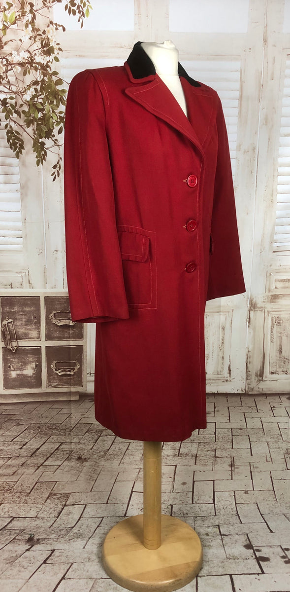 Original 1940s 40s Vintage Red Lightweight Wool Coat With Black Velvet  Dagger Collar