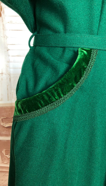 Stunning Emerald Green Volup Late 1940s / Early 1950s Wool Dress