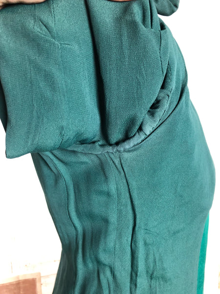 1940s Green Gabardine Suit with Scalloped Collar & Triple Button Details – Unlabelled Lilli Ann