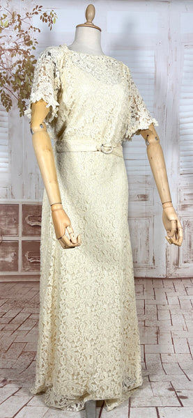 Stunning Late 1930s / Early 1940s Cream Lace Evening Gown