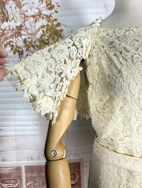 Stunning Late 1930s / Early 1940s Cream Lace Evening Gown