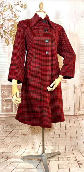1940s Red & Black Checked Wool Swing Coat – Padded Shoulders, Oversized Collar