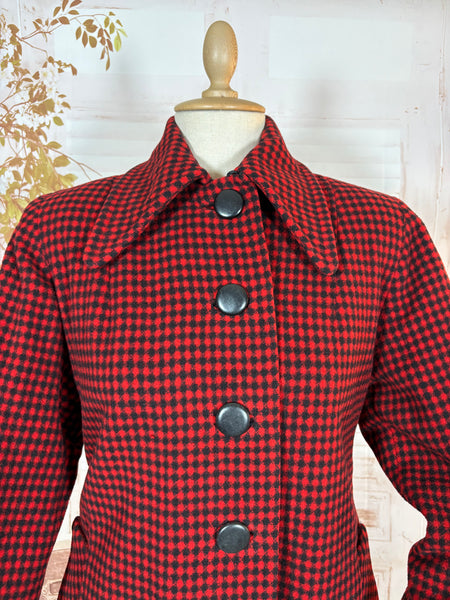 1940s Red & Black Checked Wool Swing Coat – Padded Shoulders, Oversized Collar