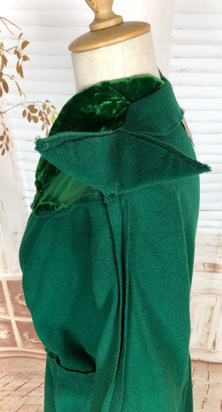 Stunning Emerald Green Volup Late 1940s / Early 1950s Wool Dress