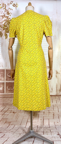 1940s Yellow Floral Zip Front Day Dress with Ric Rac Trim - Deadstock