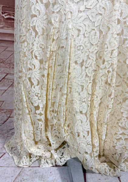 Stunning Late 1930s / Early 1940s Cream Lace Evening Gown