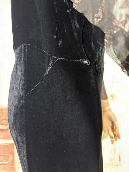 Luxurious 1930s Black Silk Velvet Evening Gown with Gold Lamé Chiffon Sleeves