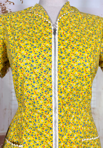 1940s Yellow Floral Zip Front Day Dress with Ric Rac Trim - Deadstock
