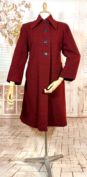 1940s Red & Black Checked Wool Swing Coat – Padded Shoulders, Oversized Collar