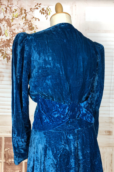 Luxurious Late 1930s / Early 1940s Vintage Royal Blue Crushed Velvet Suit