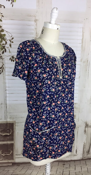 Original 1950s Vintage Blue Floral Smock Workwear Top With White Lace Volup