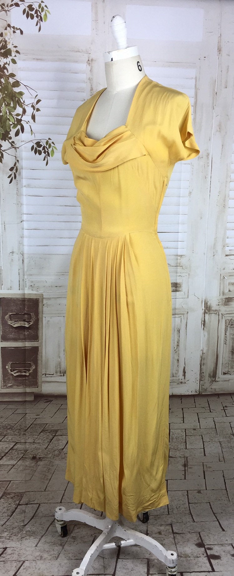 Fashion 1940s yellow dress