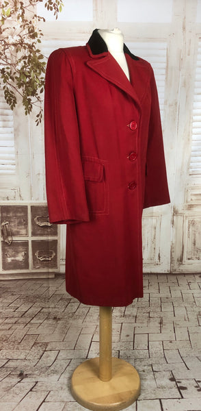 Original 1940s 40s Vintage Red Lightweight Wool Coat With Black Velvet Dagger Collar