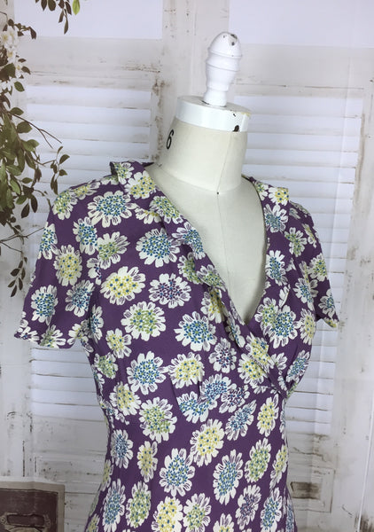 1940s Style Vintage Purple Crepe Flower Novelty Print Summer Dress