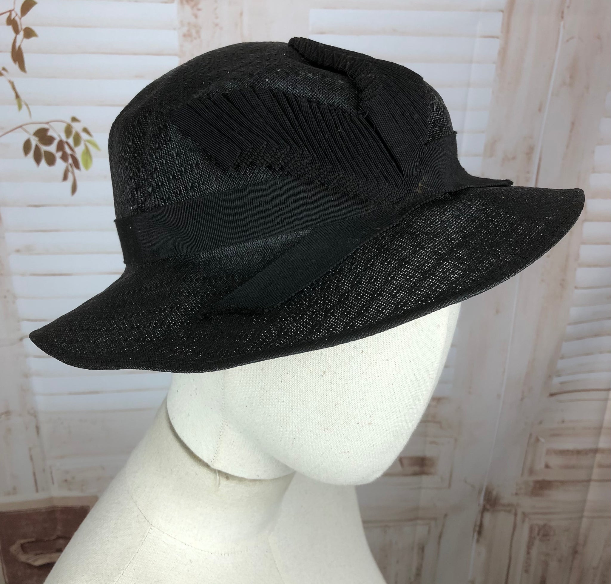 Incredible 1930s 30s Vintage Black Textured Summer Hat With Pleated Petersham Bow