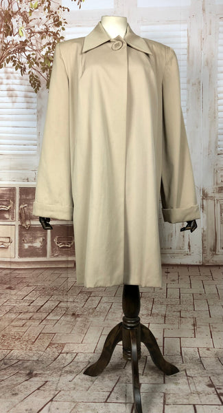 LAYAWAY PAYMENT 1 OF 2 - RESERVED FOR AMBIKA- Stunning Original 1940s 40s Volup Vintage Cream Grey Swing Coat With Gorgeous Button