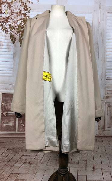 LAYAWAY PAYMENT 1 OF 2 - RESERVED FOR AMBIKA- Stunning Original 1940s 40s Volup Vintage Cream Grey Swing Coat With Gorgeous Button