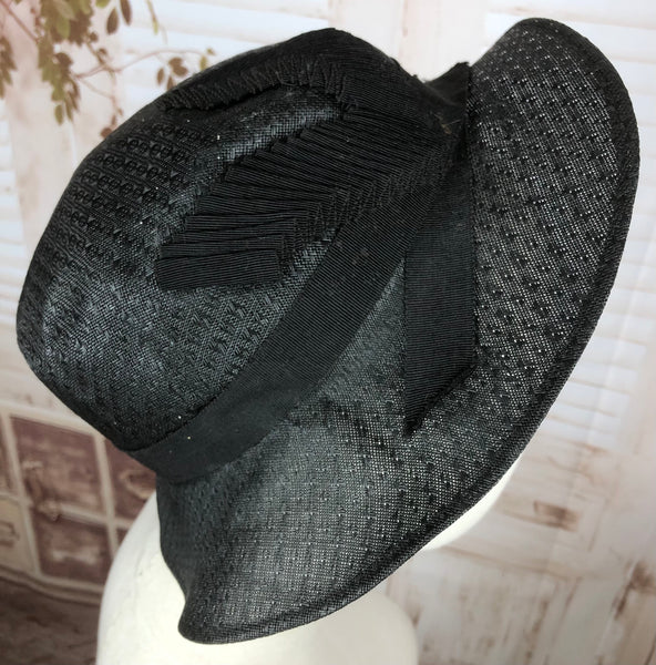 Incredible 1930s 30s Vintage Black Textured Summer Hat With Pleated Petersham Bow