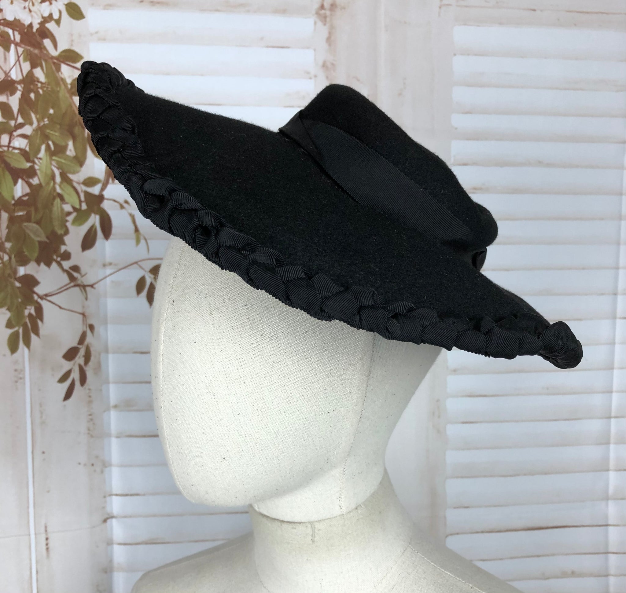 Original Vintage 1940s 40s Black Felt Hat With Pleated Brim