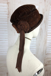 Original 1920s 20s Vintage Flapper Brown Velvet Cloche Hat With Rosette Decoration