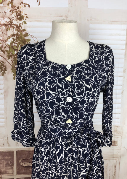 Original 1940s 40s Vintage Navy Blue And White Flower Novelty Print Rayon Day Dress