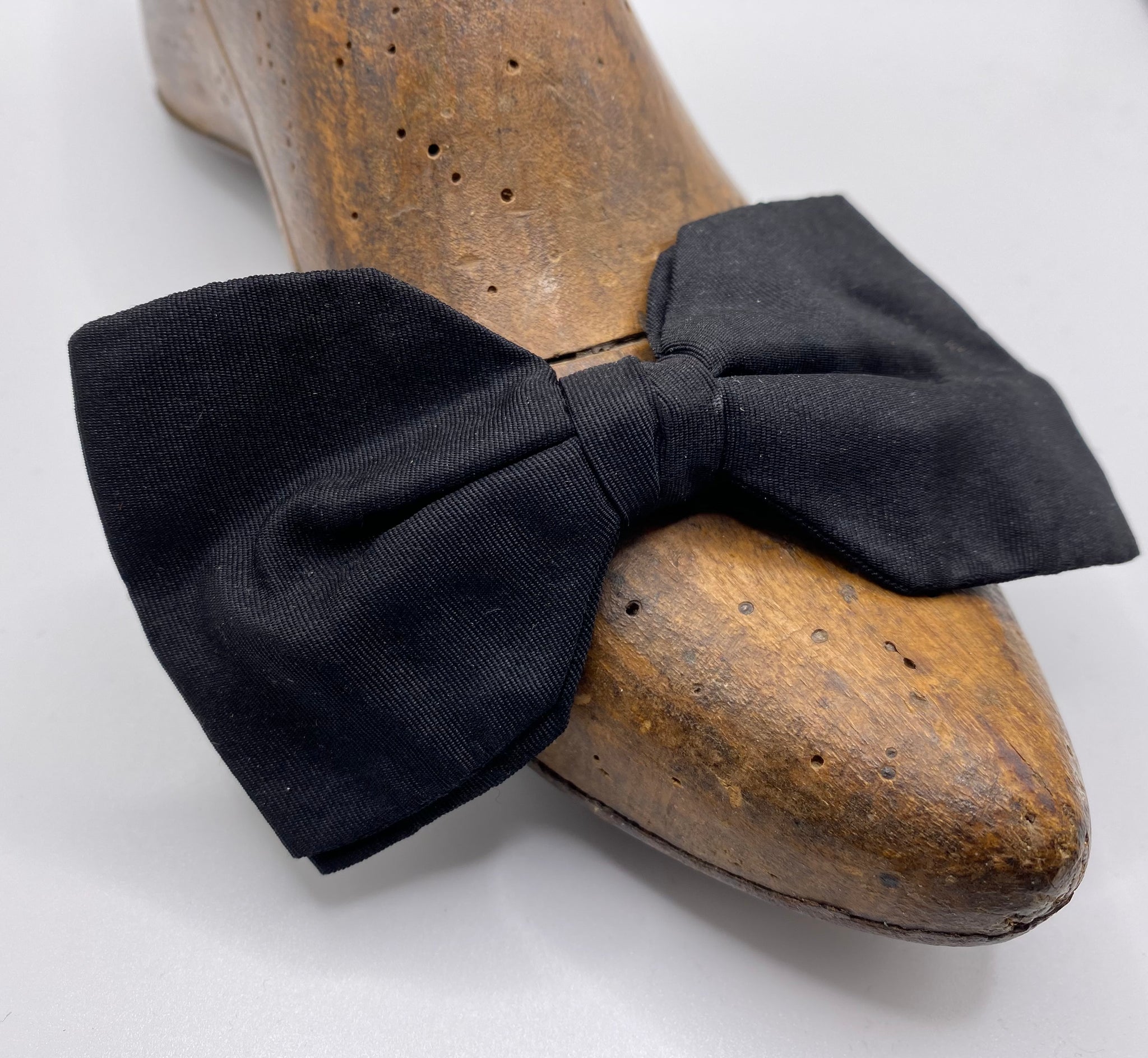 Fabulous Original 1940s 40s Vintage Clip On Black Bow Tie